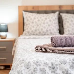 cozy-apartment-near-new-bulgarian-university.sofiahotelsbg.com/